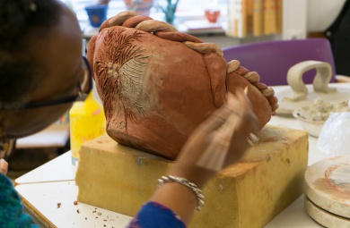 Sfeerimpressie van Cultureel atelier in Ramses Shaffy Huis bij  Zorggroep Amsterdam Oost (ZGAO)