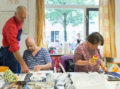 Sfeerimpressie van Cultureel atelier in Ramses Shaffy Huis bij  Zorggroep Amsterdam Oost (ZGAO)