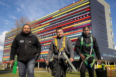 Sfeerimpressie van gemotiveerde jongeren die zin hebben om bij ons te shinen bij  Nelis Company