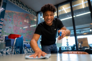 Sfeerimpressie van gemotiveerde jongeren die zin hebben om bij ons te shinen bij  Nelis Company