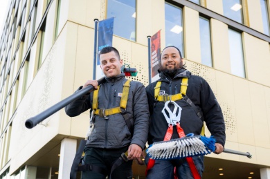 Sfeerimpressie van gemotiveerde jongeren die zin hebben om bij ons te shinen bij  Nelis Company