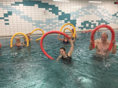 Sfeerimpressie van Gymnastiek in het water 60-plus stadsdeel Noord bij  Meer Bewegen Voor Ouderen